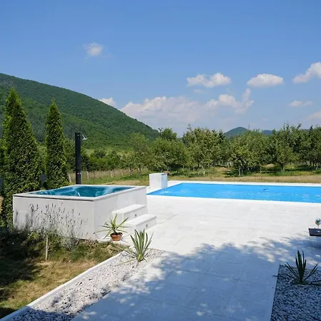 בית נופש Pool & *
