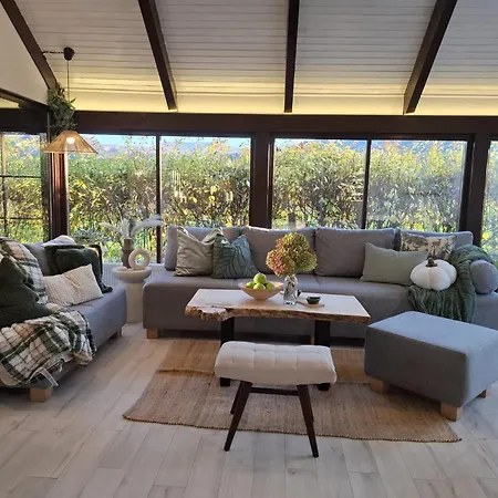 Semesterbostad Pool & *